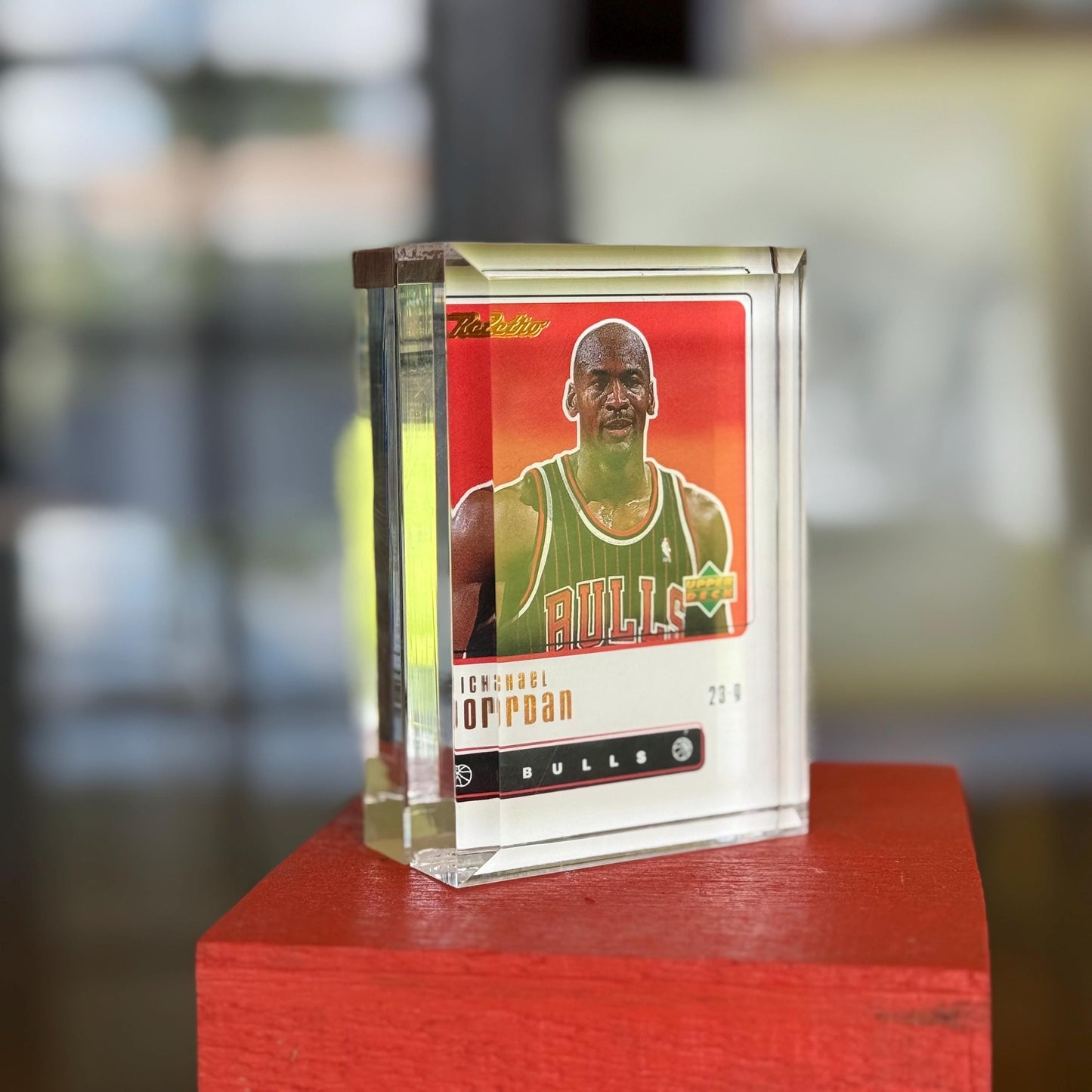 A Michael Jordan 1999 Upper Deck Retro 1 NBA Chicago Bulls Basketball Crystal Case